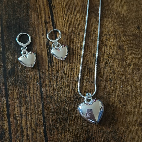 Jewelry - Cute necklace and earrings set